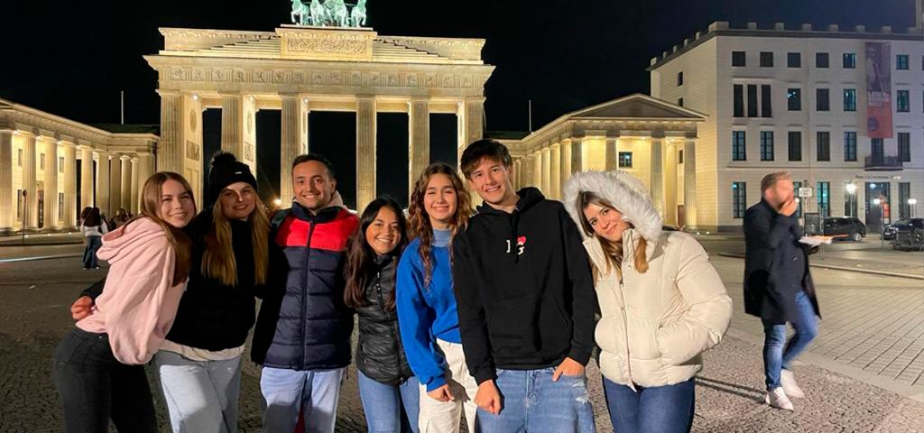 Joves del Programa ALMA davant la Porta de Brandenburg